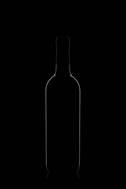 Красива пляшка з відблиском з боків на чорному тлі, чорна на чорному крупним планом
 - Фото, зображення