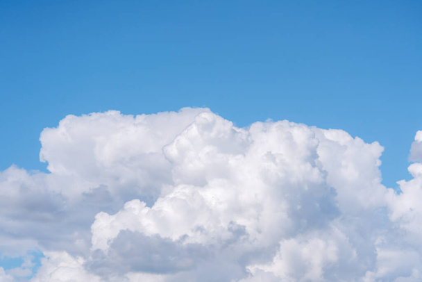 晴れた日の青空の上の美しいサーカスの雲｜背景テクスチャ - 写真・画像
