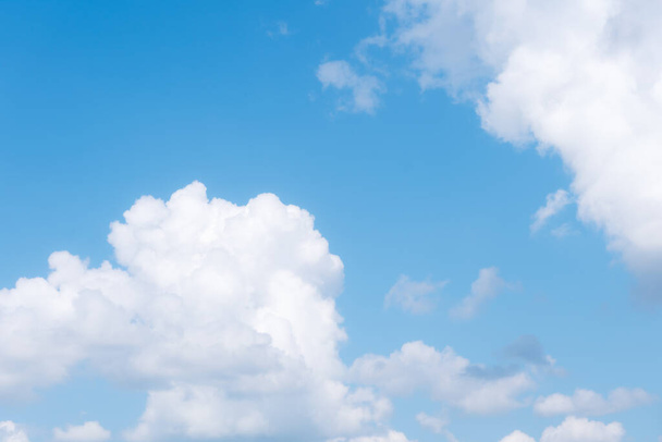 Mooie cirrus wolken op blauwe lucht op een zonnige dag achtergrond textuur - Foto, afbeelding