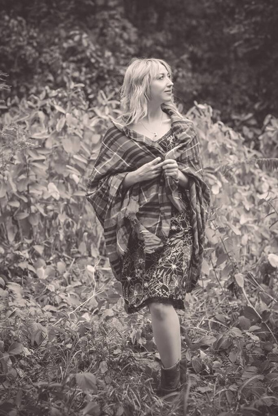 El otoño - la temporada de otoño, el estilo casual para las mujeres. Ropa de moda y elementos de vestuario - Foto, Imagen