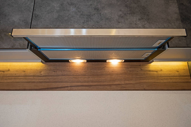 Wystrój wnętrz pokazujący nowoczesne urządzenie kuchenne okap z wentylatorem ekstraktor w luksusowym salonie apartamentowym - Zdjęcie, obraz