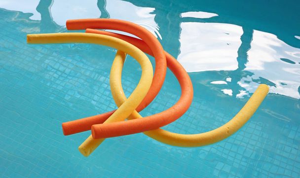 Aqua nudle plovoucí v krytém bazénu, selektivní zaměření - Fotografie, Obrázek