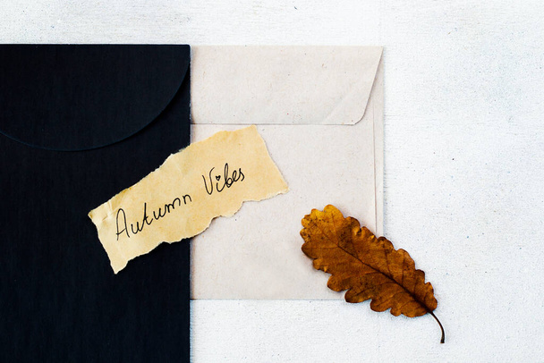 封筒と秋の乾燥した植物や花、古い紙に記憶の言葉 - 写真・画像