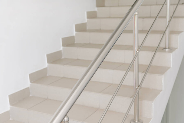 Modern bir binada merdiven boşluğu. Sessiz bir binada boş bir merdiven boşluğu. Merdivenlere çık. - Fotoğraf, Görsel