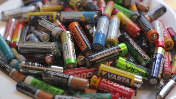 Baterie od různých výrobců, sběr a recyklace, velké nebezpečí záření pro životní prostředí. Místo pro text - Záběry, video