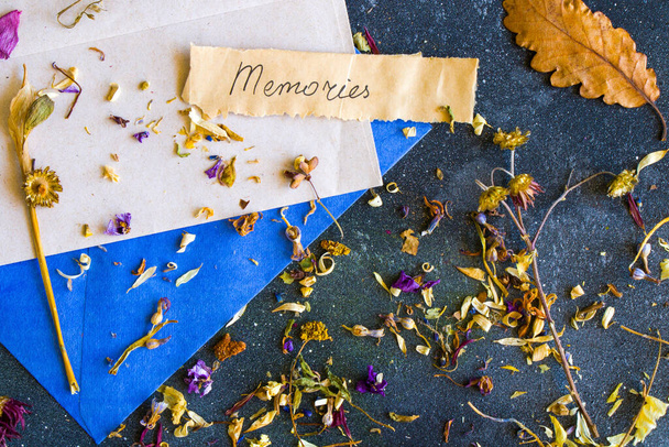 Sobres y plantas secas de otoño y flores, recuerdos palabra en el papel viejo - Foto, Imagen