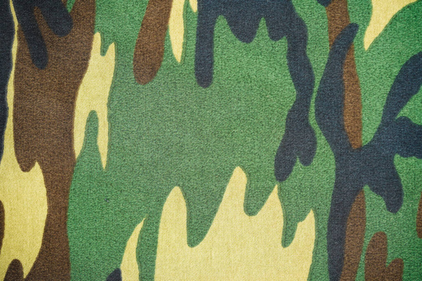 Kamuflaż zielony tkanina tło tekstury. odzież wojskowa i myśliwska - Zdjęcie, obraz