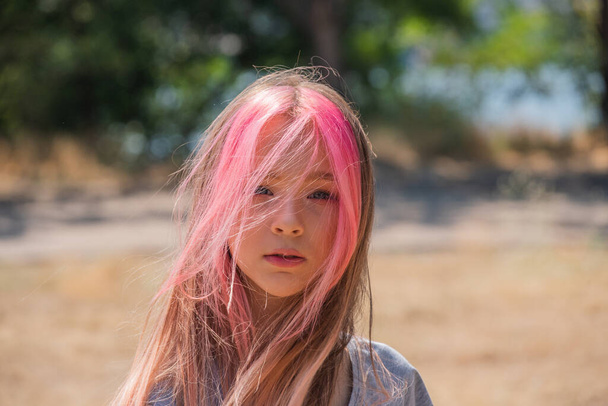 lindo retrato de niña. Retrato al aire libre de linda niña en el día de verano. Retrato de una niña con el pelo rosado. Niño de 9 a 10 años. Adolescente - Foto, imagen