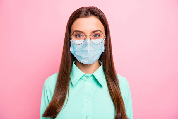 Retrato de cerca de ella que agradable chica atractiva inteligente de pelo recto con gasa máscara de seguridad contaminación del aire problema de la gripe de CO2 medidas preventivas aislado de color rosa fondo - Foto, imagen