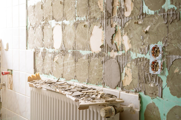 Kylpyhuoneen remontin - poistamalla laatat vanhassa huoneistossa kylpyhuone kipsilevyä - Valokuva, kuva
