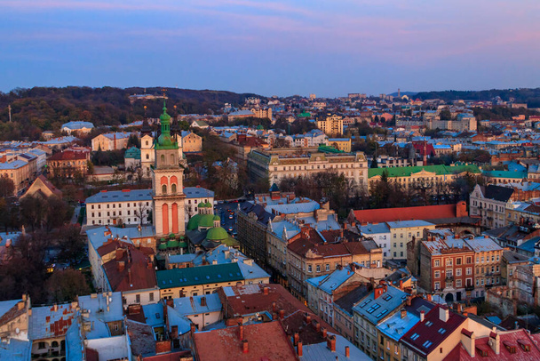 Varsayım Kilisesi 'nin havadan görünüşü ve Ukrayna' nın tarihi merkezi Lviv. Fildişi şehir manzarası. Lviv Belediye Binası 'ndan görüntü - Fotoğraf, Görsel