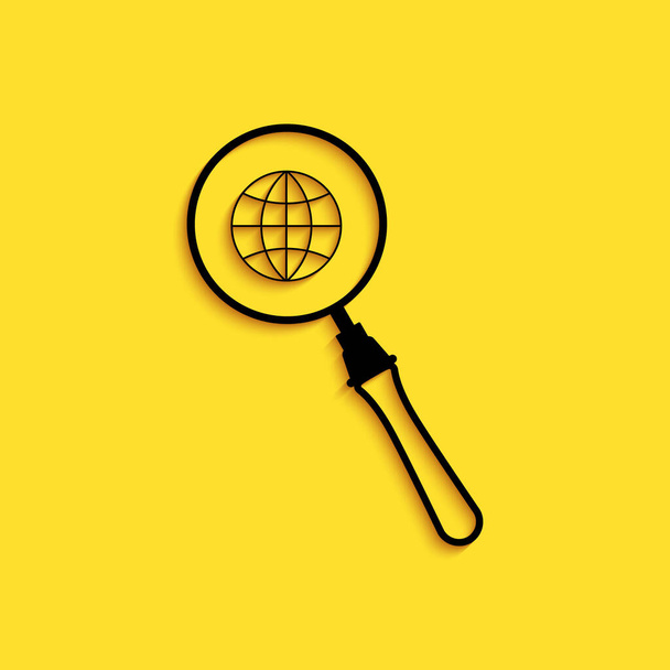 Lente d'ingrandimento nera con icona a globo isolata su sfondo giallo. Analizzando il mondo. Segno di ricerca globale. Lungo stile ombra. Vettore. - Vettoriali, immagini