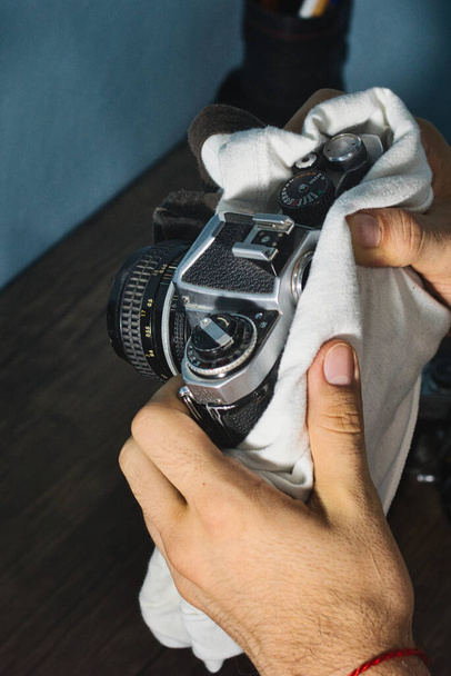 Cleaning an analog camera - Foto, Imagem