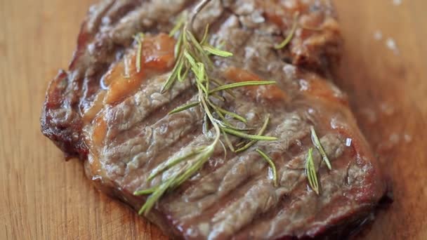 Deliziosa bistecca alla griglia sul piatto primo piano - Filmati, video