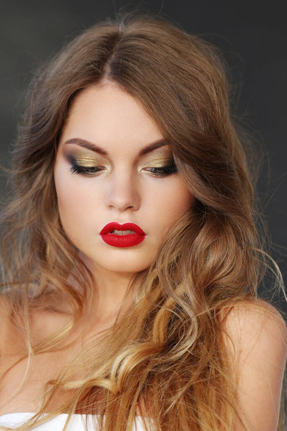 Beautiful woman with blonde hair and red lipstick - 写真・画像