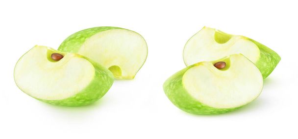 Elszigetelt almaék. Két szelet zöld Granny Smith alma elszigetelt fehér alapon - Fotó, kép