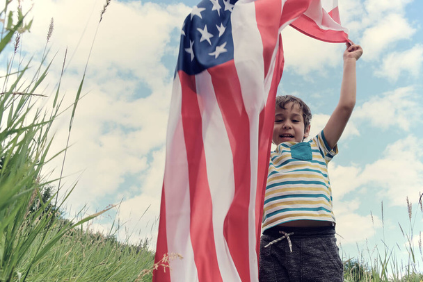 Vacaciones patrióticas.Niño con bandera americana.Estados Unidos celebra el 4 de julio. - Foto, imagen