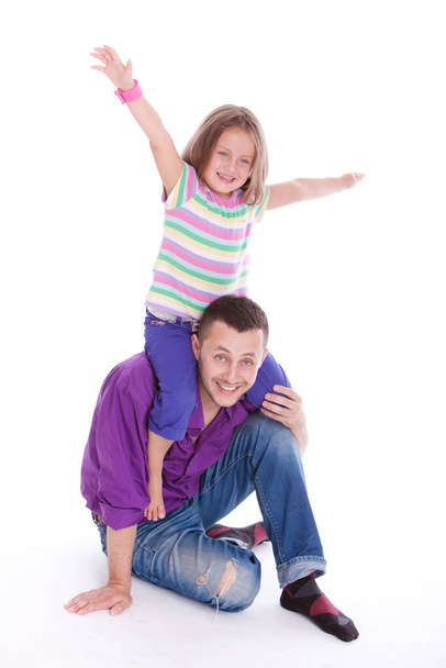 Молодий батько тримає свою дочку на плечах на білому тлі
 - Фото, зображення