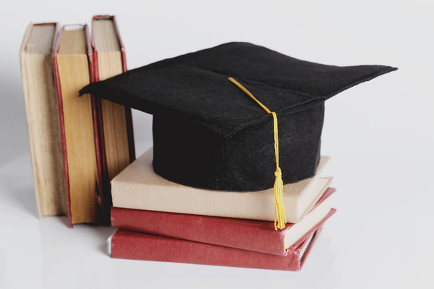 Graduación. Sombrero académico cuadrado con libros - Foto, imagen