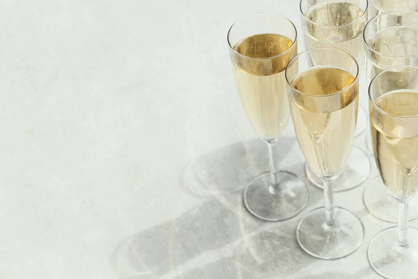 sklenice šampaňského na stole - Fotografie, Obrázek