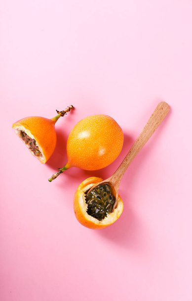 Sladké granadilla ovoce na růžové - Fotografie, Obrázek