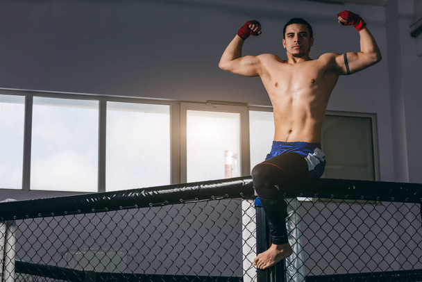 Kickbox lutador profissional com tronco muscular nu posando para uma câmera. - Foto, Imagem