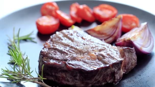 Heerlijke gegrilde biefstuk op schotel close-up - Video