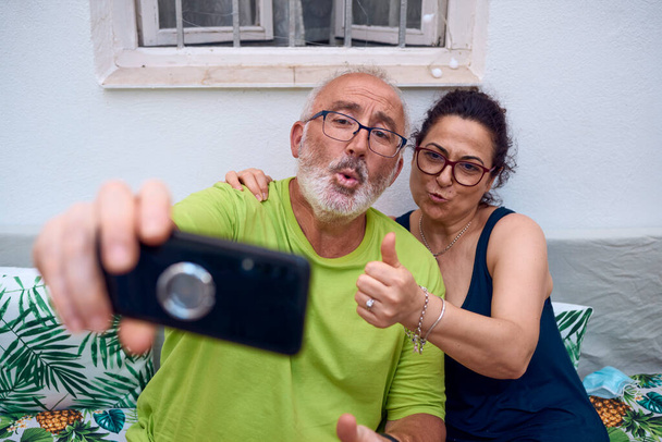 Una pareja mayor se divierte haciendo una selfie - Foto, imagen