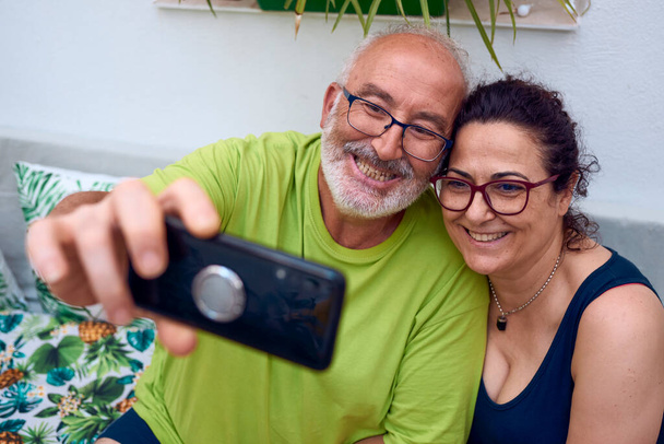 Una pareja mayor se divierte haciendo una selfie - Foto, Imagen