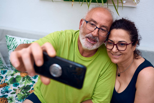 Ein älteres Paar macht ein Selfie - Foto, Bild