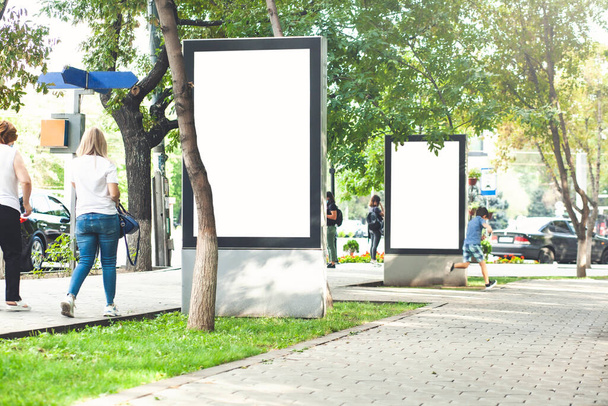 Незаполненный макет вертикального плаката на улице на фоне города - Фото, изображение