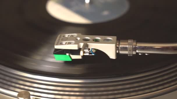 Vinyl platenspeler close-up beelden in HD. Beeld schot met rood - Video