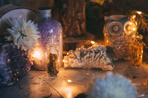 Misteriosa scena di Halloween, pratica della stregoneria, candele rituali. Fiaba, tema fate, pietre preziose, fiori amano magia magia bianca - Foto, immagini