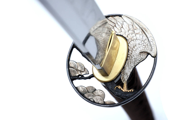 Tsuba Handschutz aus japanischem Schwert aus Stahl isoliert in weißem Hintergrund. Selektiver Fokus. - Foto, Bild