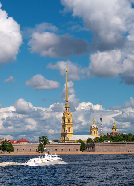 Peter and Paul Fortress, across the Neva River, St. Petersburg, Russia. Blue sky with white clouds. The St. Petersburg TV Tower is visible in the distance. - Foto, immagini