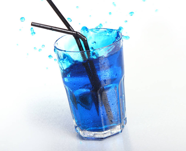 Cóctel azul fruta con salpicaduras aisladas en blanco - Foto, Imagen
