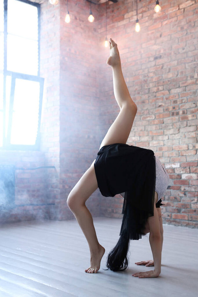 ダンススタジオの柔軟な女性 - 写真・画像