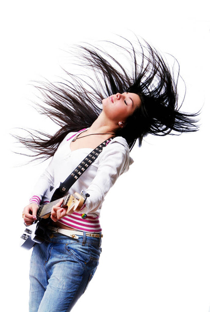 mooie vrouw met electro gitaar geïsoleerd op witte achtergrond - Foto, afbeelding