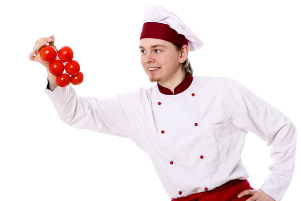 Jeune chef aux tomates sur fond blanc - Photo, image