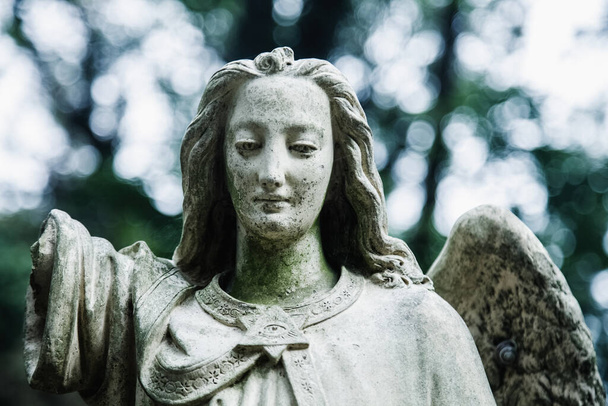 Muerte. Acércate ángel triste como símbolo de dolor, miedo y fin de la vida. Estatua de piedra antigua.  - Foto, Imagen