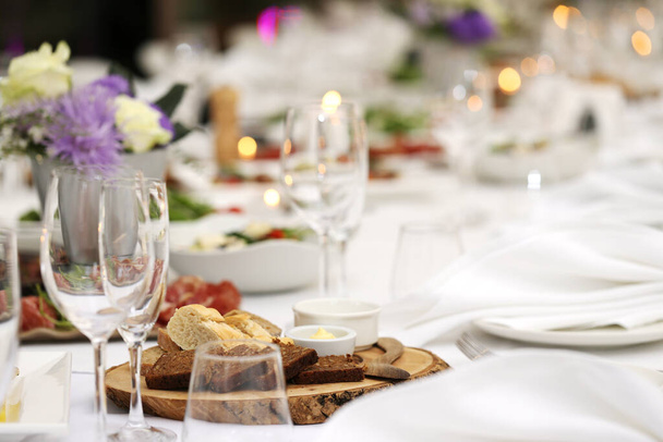 Grande mesa de jantar com flores e muitos tipos diferentes de comida em uma celebração - Foto, Imagem
