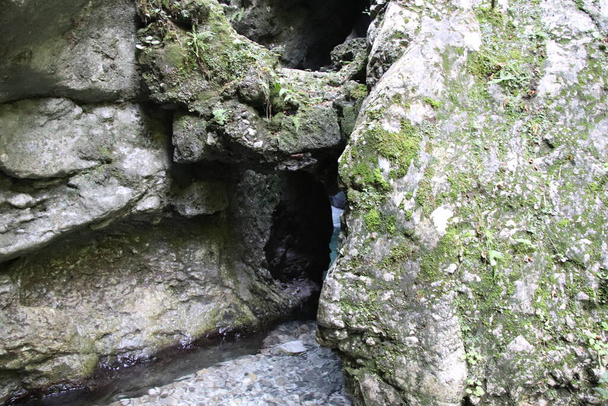 岩の間に地下河川があり - 写真・画像