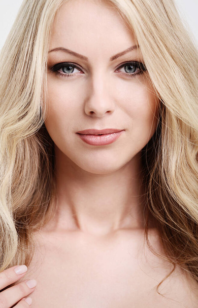 portrét krásné dívky s blond vlasy a nahá ramena, který se vydával na bílém pozadí - Fotografie, Obrázek