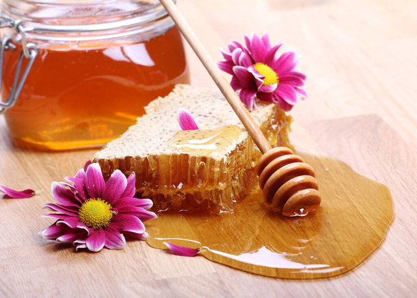 Miel fresca en la mesa de madera - Foto, imagen