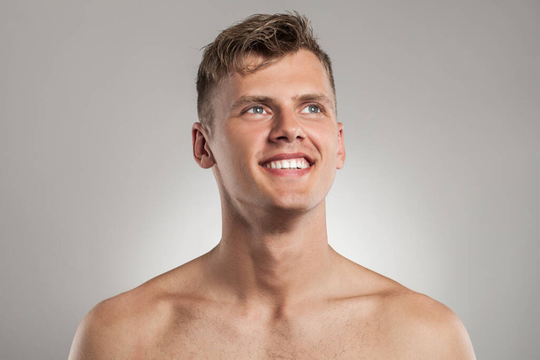 Retrato de chico caucásico desnudo guapo sobre fondo gris - Foto, Imagen