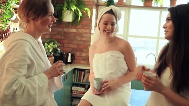 Tre amiche che bevono caffè dopo la spa - Filmati, video