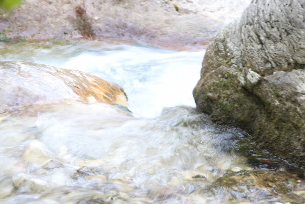 Paisagem natural cênica com belas cascatas de riacho de montanha entre exuberantes moitas na floresta. Paisagem verde idílica com pequeno rio  - Foto, Imagem