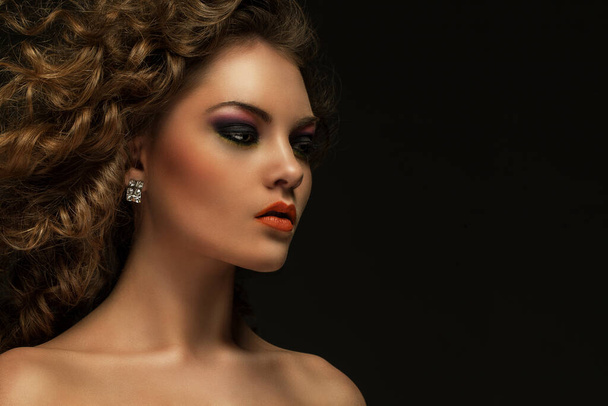 Beautiful caucasian woman with curls and evening makeup - Foto, Bild