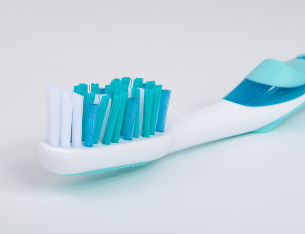 Un cepillo de dientes para la atención médica en el fondo blanco - Foto, Imagen