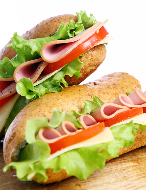 新鮮でおいしい大きなサンドイッチ - 写真・画像